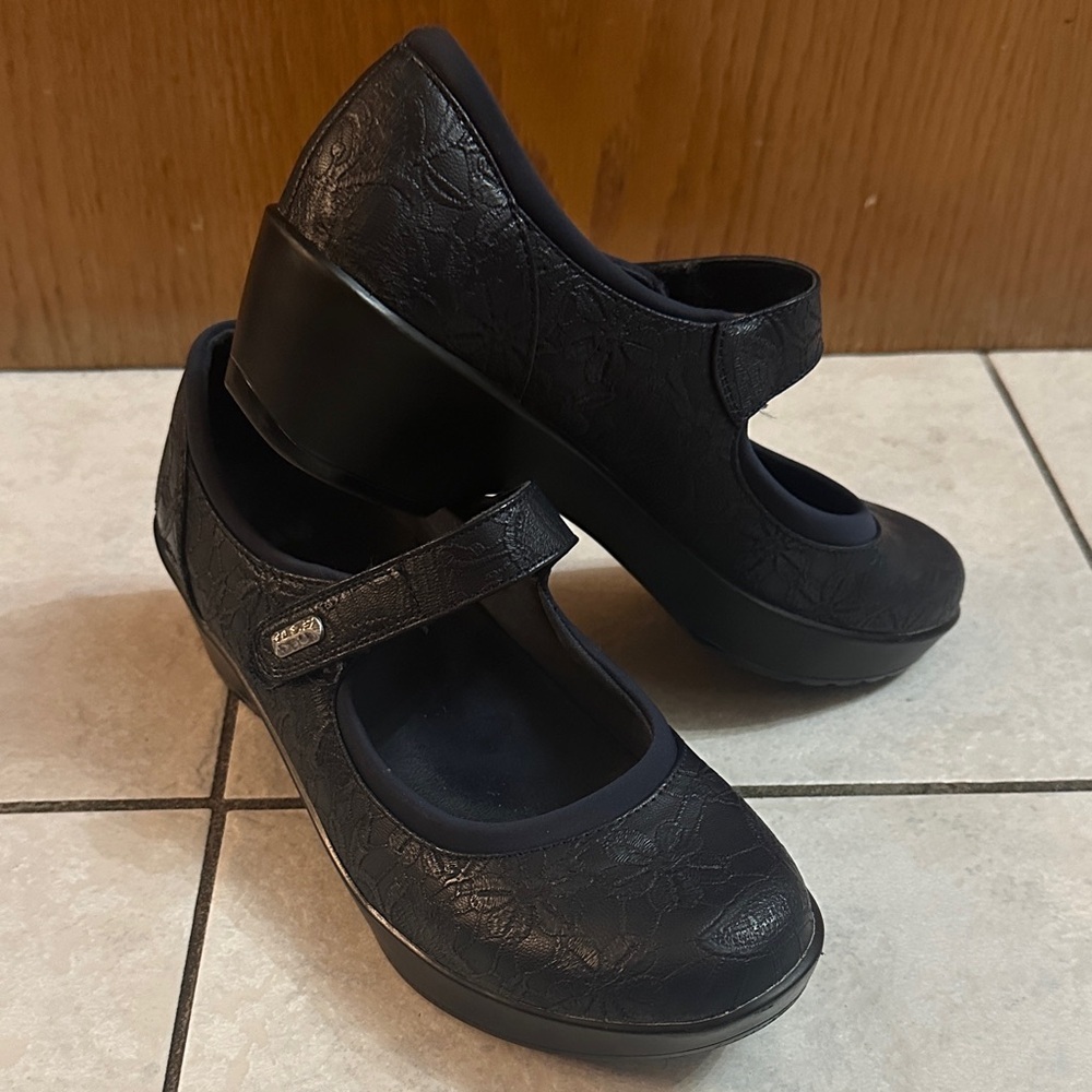 YUU Retro 90’s Women’s Navy Mary Jane Shoes Sz 9